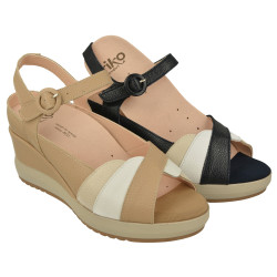 Sandalia de Rico en piel combinada gamas beige con tira ajustable al tobillo, planta anatómica extraíble y cuña en plataforma